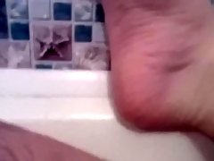 Артем сам себе дрочит ногами в ванной self suck autofellatio self footjob